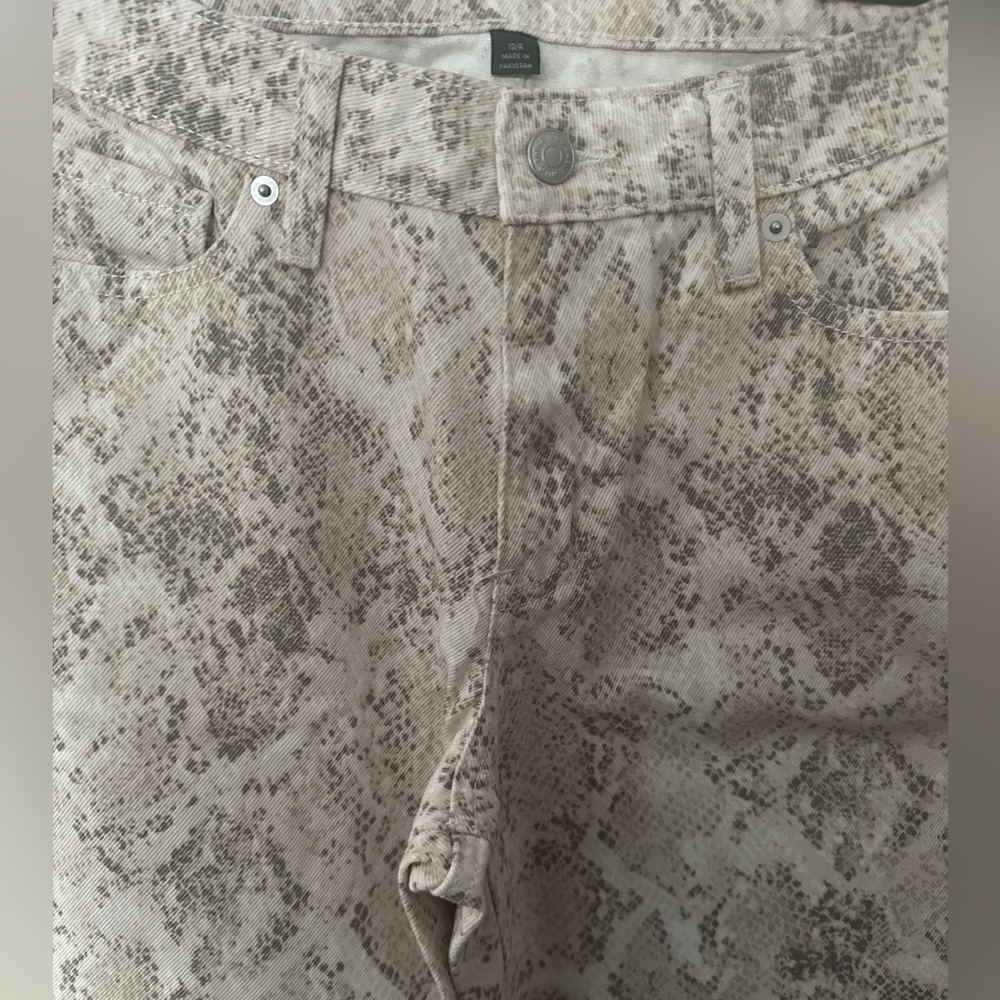 Wild Fable- Snake Skin Print, Low Rise, baggy Jean. Inseam 31 Size 10R - Picture 4 of 6